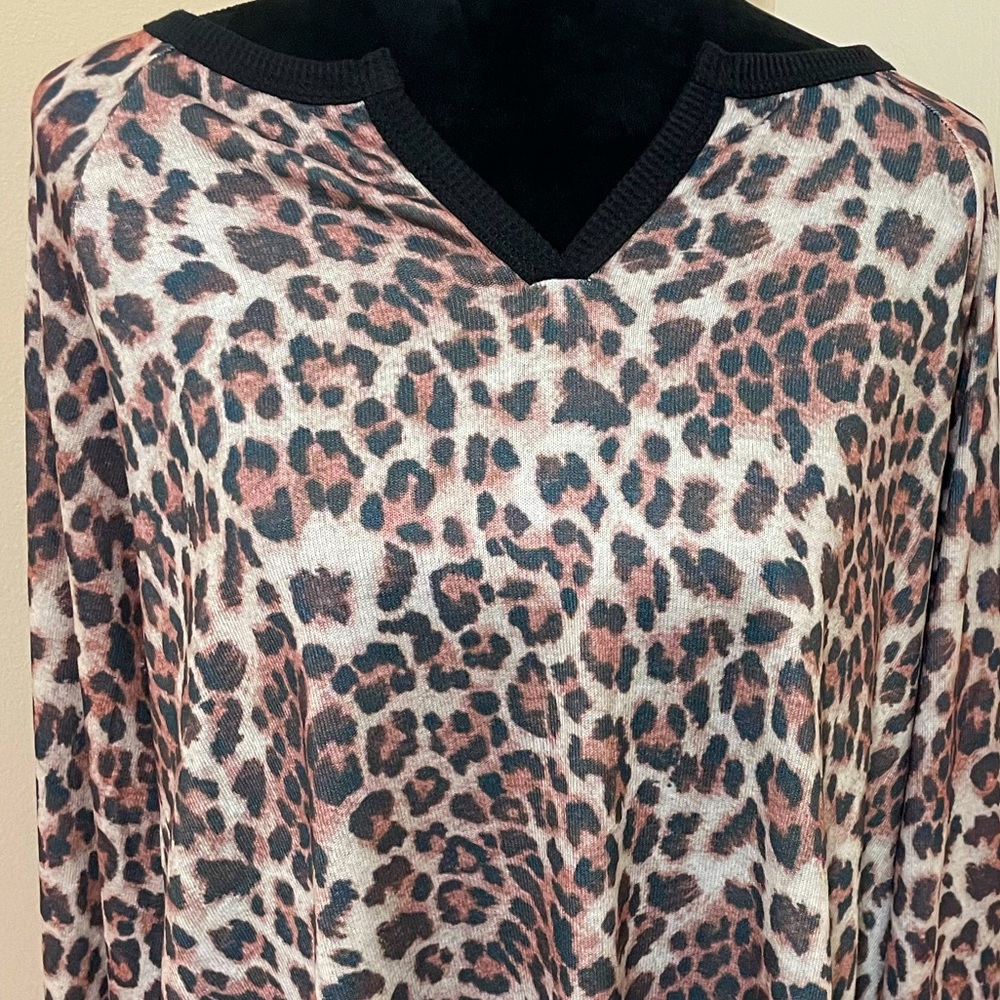 Animal Print Women’s V-Neck Shirt Size 2X